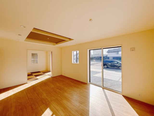 【新築戸建】高崎市箕郷町上芝の居間・リビング|■リビング（1号棟）｜落ち着きのある表情を見せるリビングダイニング。太陽の光がたっぷり差し込むリビングは、自然とご家族が集まる居心地の良い空間です