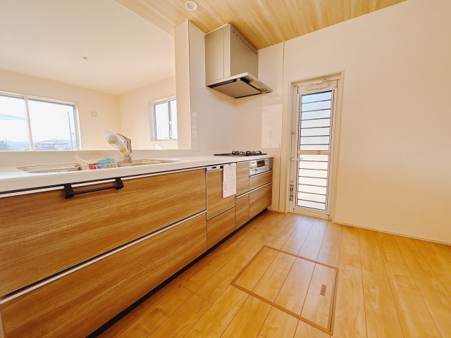 【新築戸建】高崎市箕郷町上芝のキッチン|■キッチン（1号棟）｜リビングまでの見通しが良く、家事をしながらでも、お子様の様子を見られるよになっています。お子様がいつもママのそばにいる安心感も生まれます♪