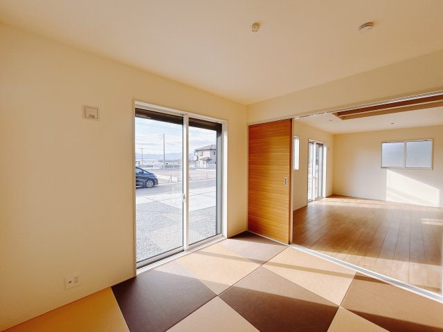 【新築戸建】高崎市箕郷町上芝の和室|■1階和室（1号棟）｜和室を書斎にしたり、冬にはコタツを敷いて家族みんなで年越しをするのもいいですね。家族みんなのお気に入りの空間になります♪