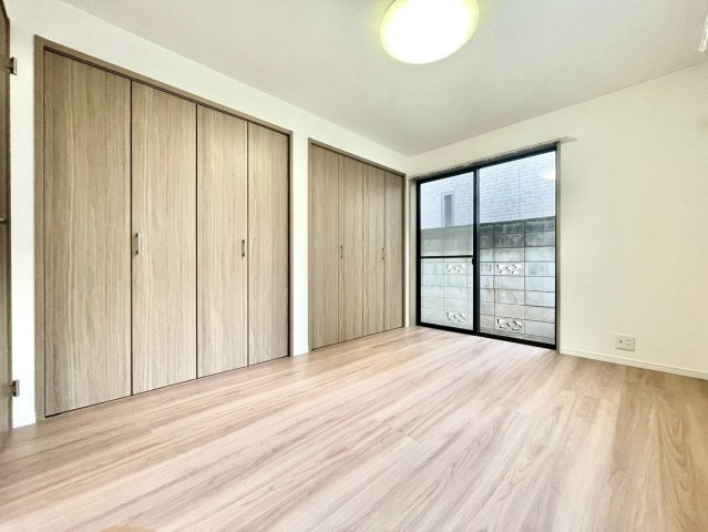 世田谷区南烏山1丁目　中古戸建の洋室|木目調で落ち着いた雰囲気の内装は、どんなインテリアにも合わせやすいデザイン。

現地ご見学希望・資料請求などお気軽にお問い合わせ下さい！
03-5990-5201