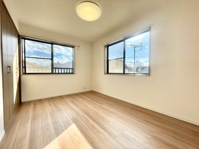 世田谷区南烏山1丁目　中古戸建の洋室|南向きのため、しっかりと日差しが差し込みます。

現地ご見学希望・資料請求などお気軽にお問い合わせ下さい！
03-5990-5201