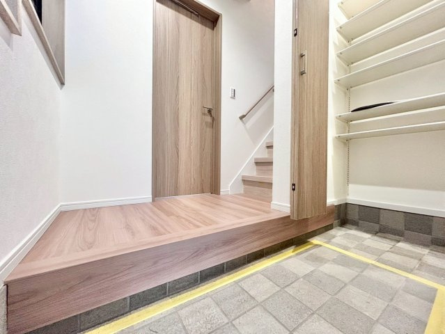 世田谷区南烏山1丁目　中古戸建の玄関|玄関横にはシューズボックスがついているため、片付いた玄関がキープできます！

現地ご見学希望・資料請求などお気軽にお問い合わせ下さい！
03-5990-5201