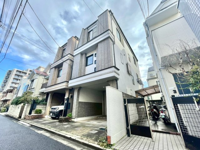 世田谷区南烏山1丁目　中古戸建の駐車場|カースペースもしっかり確保。車での移動が欠かせないファミリーにも嬉しいプランです。

現地ご見学希望・資料請求などお気軽にお問い合わせ下さい！
03-5990-5201