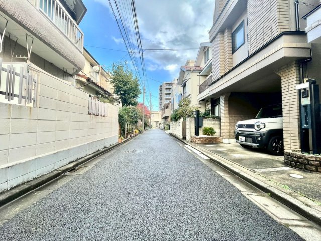 世田谷区南烏山1丁目　中古戸建の前面道路含む現地写真|子育てしやすい住環境！教育施設や商業施設も徒歩圏内に充実。

ご内見希望・資料請求などお気軽にお問い合わせ下さい！
03-5990-5201