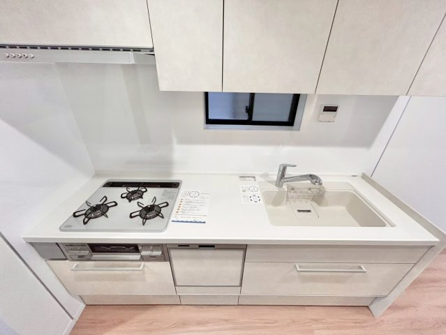 世田谷区南烏山1丁目　中古戸建のキッチン|横一列にシンクとコンロをまとめたシンプルなシステムキッチン。動きやすさが魅力です！

ご内見希望・資料請求などお気軽にお問い合わせ下さい！
03-5990-5201