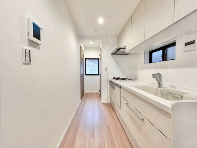 世田谷区南烏山1丁目　中古戸建のキッチン|窓のある明るいキッチン。毎日使うキッチンだからこそ、「明るく使いやすく」が一番ですね！

現地ご見学希望・資料請求などお気軽にお問い合わせ下さい！
03-5990-5201