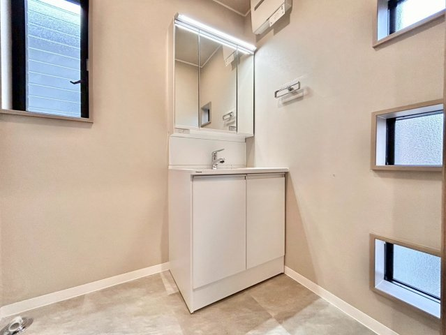 世田谷区南烏山1丁目　中古戸建の独立洗面台|着替えやタオル置き場に困る洗面室には、収納を設置！

ご内見希望・資料請求などお気軽にお問い合わせ下さい！
03-5990-5201