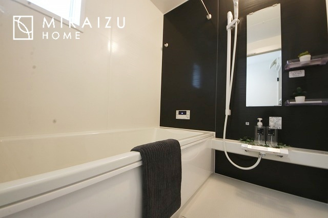 【浴室】 | お子さんとわいわいと楽しいバスタイムもよし、一人でゆったりと入るのもよし、浴室換気乾燥機付きのユニットバス。お洗濯物を干せるだけでなく、カビ防止にもなります。