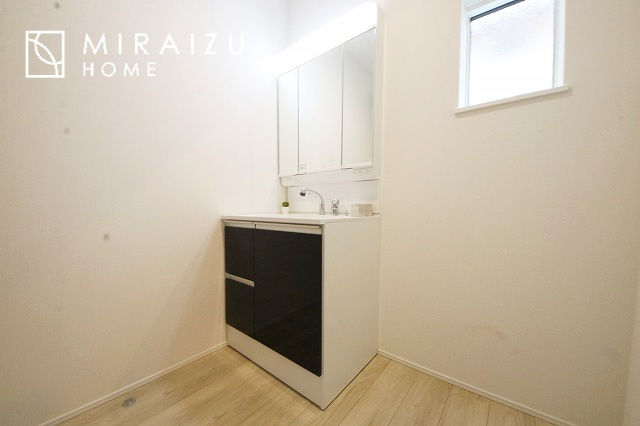 【独立洗面台】 | 洗濯機置き場、脱衣スペースもしっかりと確保されている洗面室。
水回りが集結した間取りなので、お料理やお洗濯物、お掃除の同時進行も可能です。