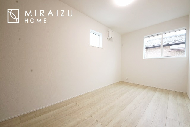 【洋室】 | 永く住むからこそシンプルで飽きのこないデザインに。ただいま、おかえりの温かな声が聞こえる玄関。