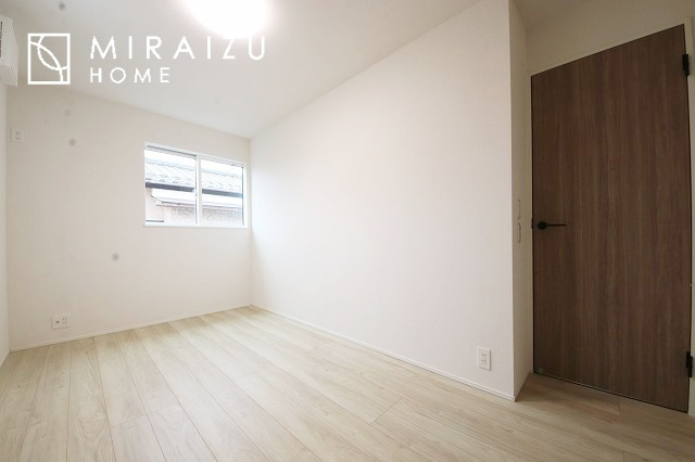 【寝室】 | 安全性に配慮した手すり、清潔感や明るい陽光を取り入れてくれる窓がある階段。LED照明付きでお財布にもやさしいつくり。