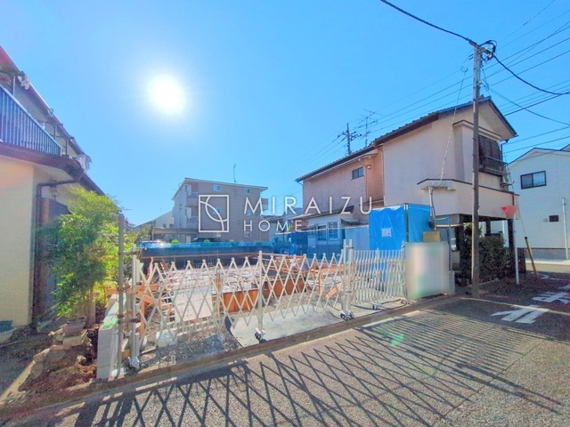 【前面道路含む現地写真】 | 青く澄み渡った綺麗な空と、陽の光をたっぷりと受ける、そんな新築住宅で新生活をスタートしてみませんか？見学・ご相談等、ミライズホーム(株)までお気軽にご連絡下さい♪
