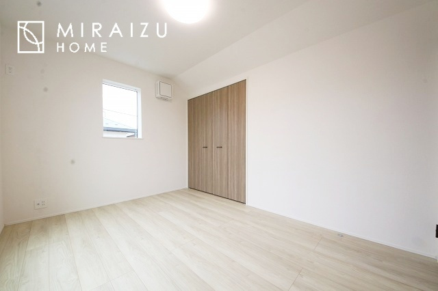 【寝室】 | 日当たりの良いお家は嬉しいですよね。それぞれ価値観が分かれる箇所です、実際に内覧して日当たりの心地よさをご体感下さいね♪