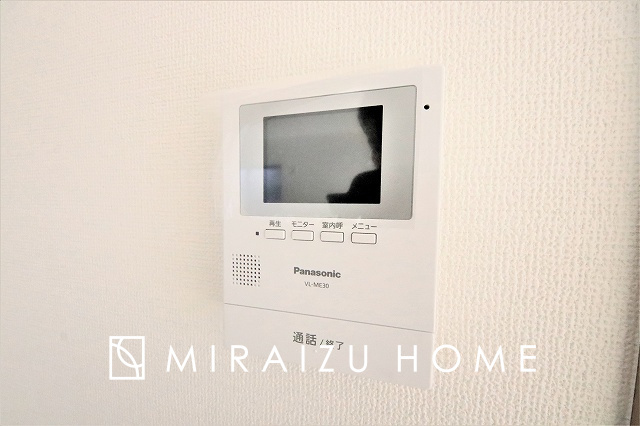 【その他】 | 来客時にカラー画像で確認が出来るので安心。夜間でもLEDライトでくっきりと映ります。また画像のみの対応も出来る為、こちら側の声は聞こえず様子を見てからインターホン対応も可能で安心ですね。