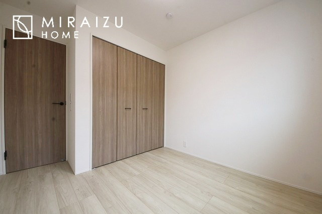 【洋室】 | 日当たりの良いお家は嬉しいですよね。それぞれ価値観が分かれる箇所です、実際に内覧して日当たりの心地よさをご体感下さいね♪