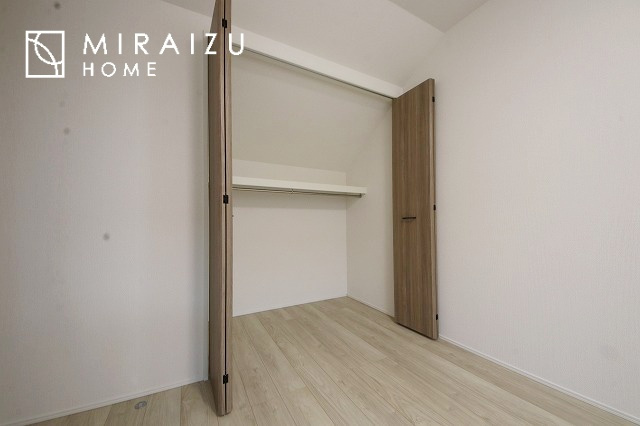 【洋室】 | 暮らしやすさを考えたプランで快適な現地ロケーションを実現。安らぎに満たされる、ゆとりのある日々を過ごせます♪