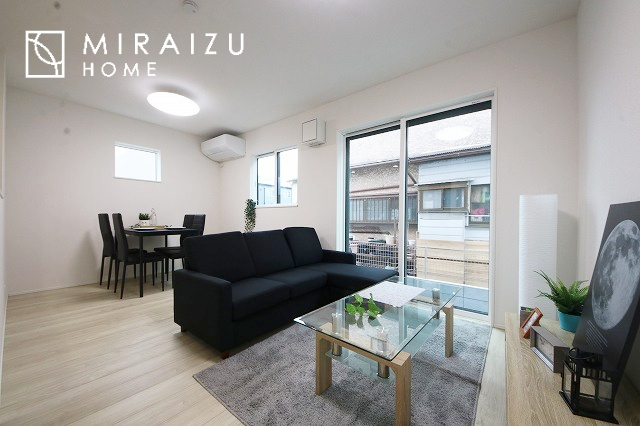 【居間・リビング】 | お子さんが宿題をしたり、ちょっとした作業もできる、家族みんながそれぞれの時間を過ごせるリビングです。