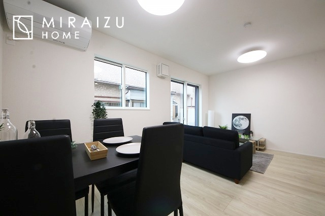 【居間・リビング】 | 食事を取るスペースもリラックスしてくつろげるスペースもお子さんが勉強するスペースも兼ね備えたリビングダイニング。