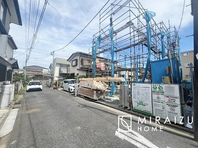 【前面道路含む現地写真】 | 青く澄み渡った綺麗な空と、陽の光をたっぷりと受ける、そんな新築住宅で新生活をスタートしてみませんか？見学・ご相談等、ミライズホーム(株)までお気軽にご連絡下さい♪
