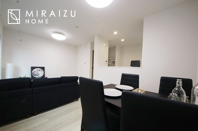 【居間・リビング】 | 窓が多いと温かな太陽の光と心地いい風が室内へと入ります。家族が集まるリビングは明るく過ごしやすいつくりです。窓が多いお家は住みやすい証です。