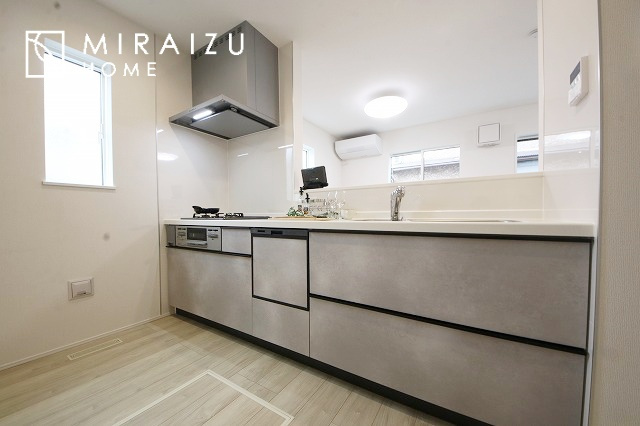 【キッチン】 | 収納に様々な工夫がされていて出しやすく片付けやすい、散らかりにくいキッチンになっています！人工大理石の天板や深型シンクなど、デザイン性と機能性を兼ね備えているので見せたいキッチンになっています。