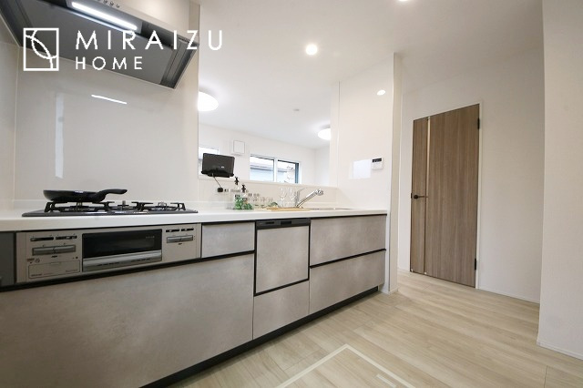 【キッチン】 | 広々としたキッチンは大きな深型シンク、3口コンロ、換気扇、大きなお鍋から小物まで取り出しやすさを考えられた引き出し収納の付いたシステムキッチンです。