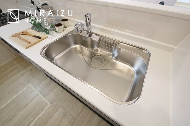 【キッチン】 | 収納力と機能性を備えたシステムキッチン。圧力鍋や大きなフライパンなどの調理器具から調味料など幅広く収納し、お料理のしやすいつくりになっています。