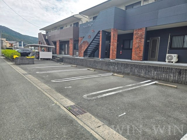 ウエストクレアの駐車場