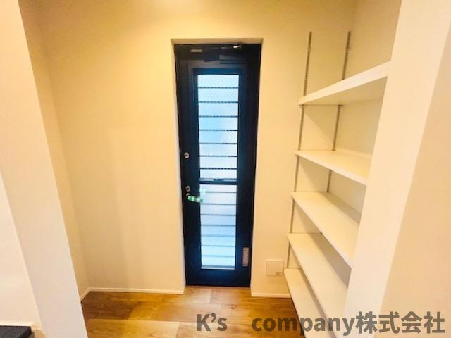 茅ヶ崎市みずき2丁目　新築戸建のキッチン|キッチン横には収納力のあるパントリー付き☆勝手口からゴミ捨てに行くことができます♪