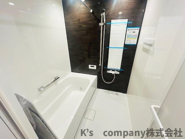 茅ヶ崎市みずき2丁目　新築戸建の浴室|濃い色調のアクセントパネルでおしゃれな印象です◇