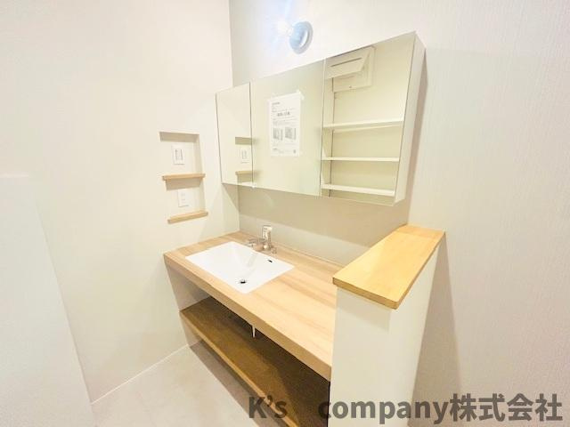 茅ヶ崎市みずき2丁目　新築戸建の独立洗面台|小物収納が充実している洗面台♪
