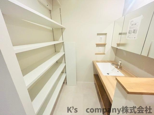 茅ヶ崎市みずき2丁目　新築戸建のその他|洗面台の後方には使い勝手の良い仕切り棚付きの収納スペース付き☆