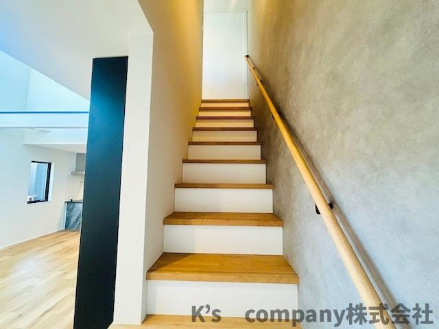 茅ヶ崎市みずき2丁目　新築戸建の内装|手すり付きの階段☆