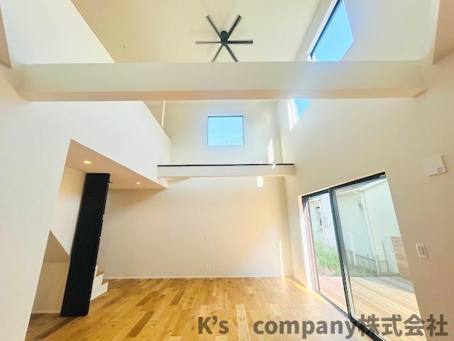 茅ヶ崎市みずき2丁目　新築戸建の居間・リビング|リビングはたくさんの窓から日差しの差し込む温かみのある広々とした空間☆