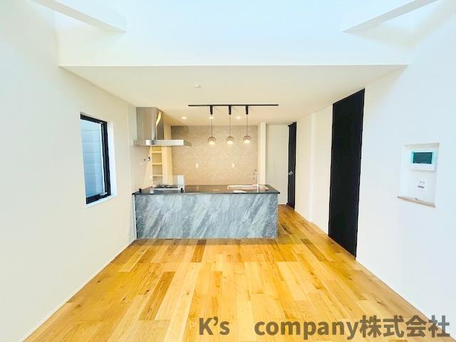 茅ヶ崎市みずき2丁目　新築戸建の居間・リビング|リビングにいるご家族を感じながらお料理ができるカウンターキッチン☆