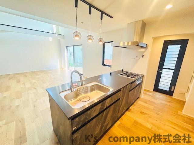 茅ヶ崎市みずき2丁目　新築戸建のキッチン|リビングとの一体感を感じられるキッチンスペース◇