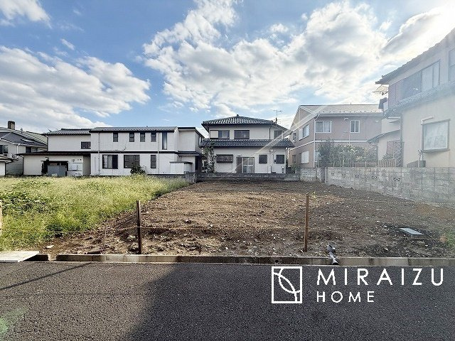 【前面道路含む現地写真】 | 通勤や家族の送迎など、毎日の生活にマイカーが欠かせない方にとって駐車場は大事な条件。敷地内にカースペースがあれば、お出かけやお買い物の際の搬入出も楽々です。

