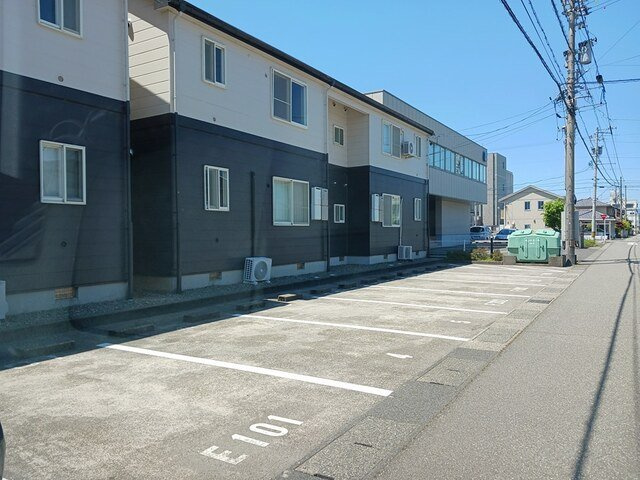 サン・ドミールＦの駐車場