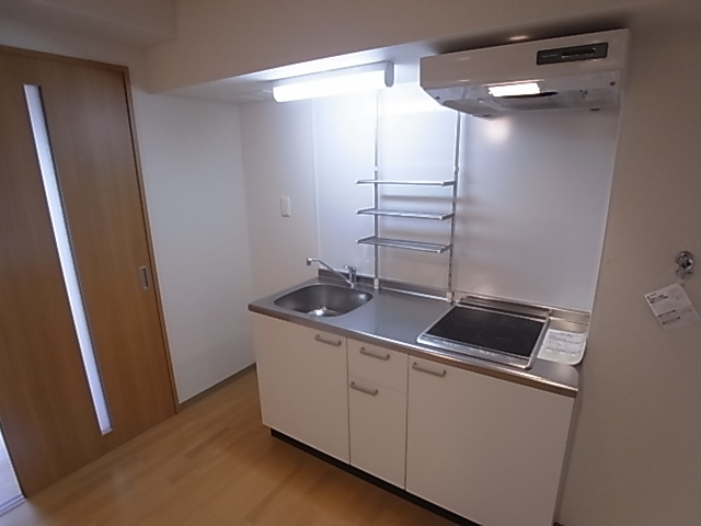 神戸市兵庫区湊山町の賃貸マンションのキッチン|システムキッチン（IH２口）