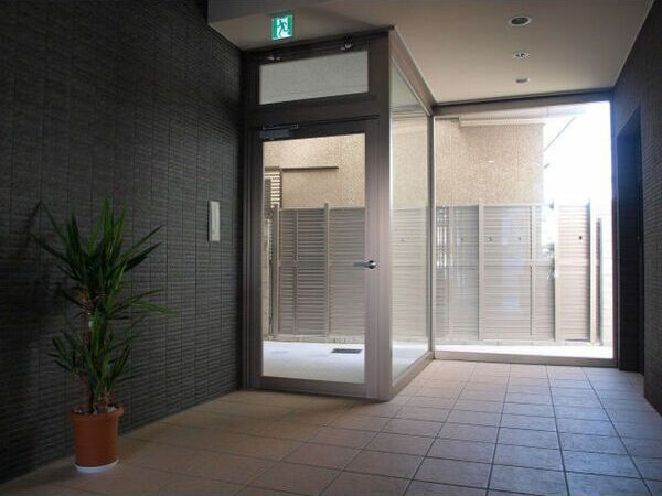 オクトレーベン新大阪のエントランス