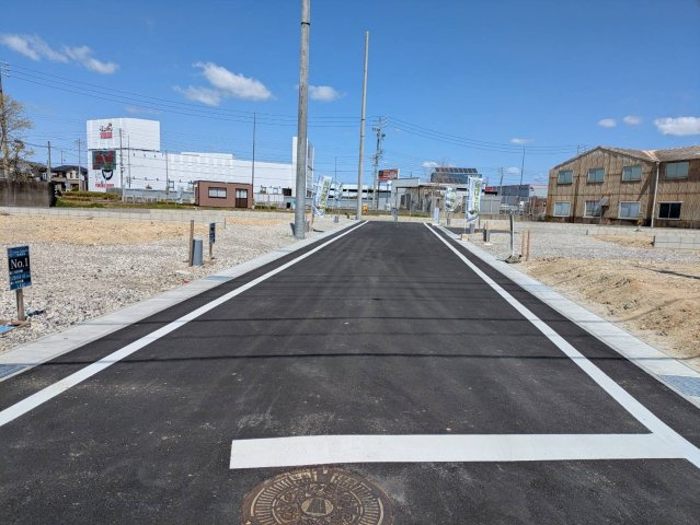 常滑市錦町3丁目　4号棟の前面道路含む現地写真|●○前面道路○●
