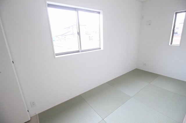 結城市結城　第40　2号棟の和室|1階の和室は落ち着いた雰囲気で、陽射しがやさしく入る心地よい空間です。普段使いはもちろん客間としても重宝します！