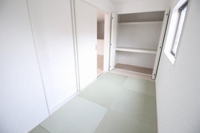 結城市結城　第40　2号棟の和室|大きな収納付きの和室なので、お布団や季節物もたっぷり片づけられます。引き戸でリビングとつながり、使い勝手も◎です。