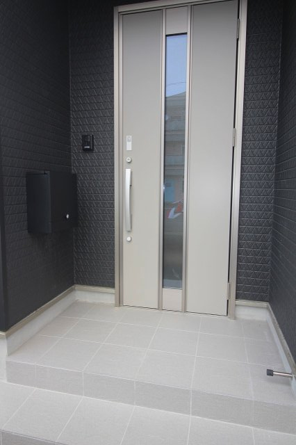 結城市結城　第40　2号棟の玄関|重厚感ある玄関ドアが住まいの顔に。屋根付きのエントランスで雨の日も濡れにくく、来客時も落ち着いて迎えられます。