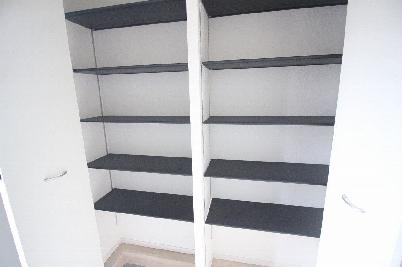 結城市結城　第40　2号棟の収納|棚が多く靴や外用品をしっかり収納できます。ご家族の分も余裕があり、玄関が散らかりにくいのが嬉しいポイントです！