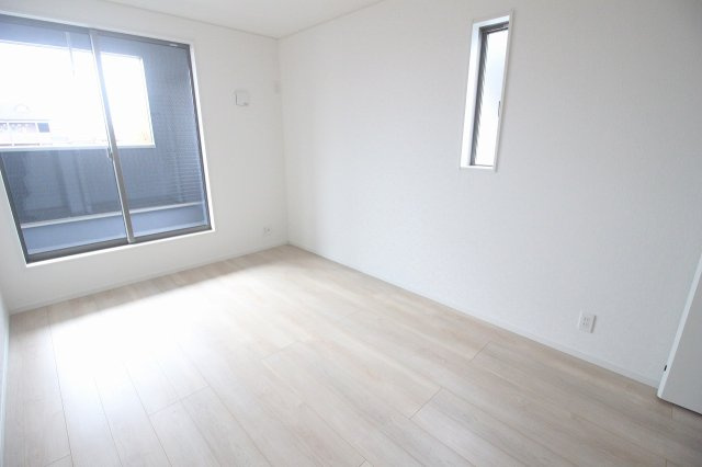 結城市結城　第40　2号棟の寝室|南西向きで明るさが心地よい洋室です。バルコニーに面していて開放感もたっぷり。寝室としても使いやすい広さですよ！