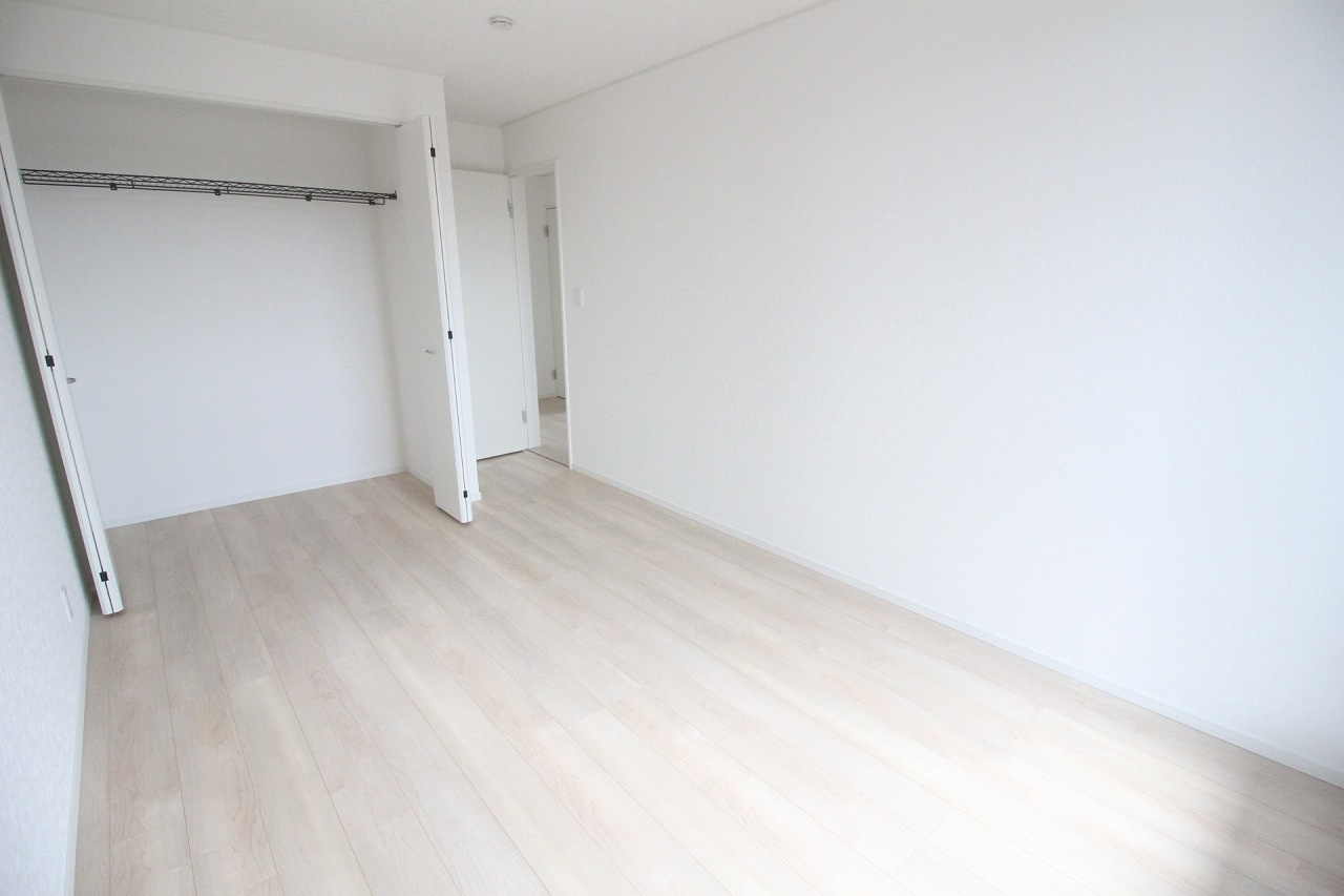 結城市結城　第40　2号棟の寝室|大きなクローゼットが備わった南西側の洋室です。お洋服や荷物もたっぷり収納でき、毎日の片づけがラクになりますね。