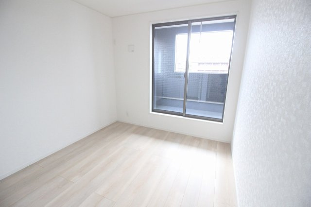 結城市結城　第40　2号棟の子供部屋|朝日がしっかり入る南東向きの洋室です。バルコニーへ出入りできる明るい空間で、寝室や子ども部屋にもぴったりですよ！