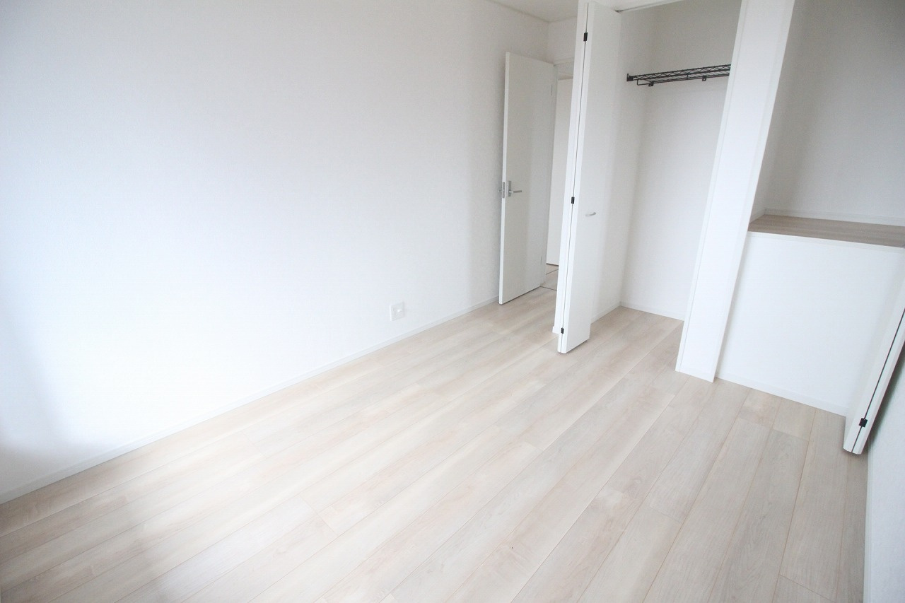 結城市結城　第40　2号棟の子供部屋|使いやすいクローゼット付きの南東側洋室です。荷物をまとめてしまえるのでお部屋がスッキリ。デスクやベッドも配置しやすい形です。