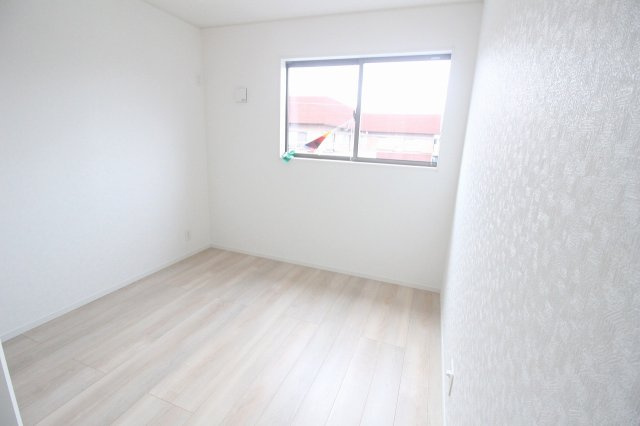 結城市結城　第40　2号棟の洋室|落ち着いた光が入る北西側の洋室です。西日がやわらかく差し込み、勉強部屋や趣味スペースなど幅広く使えるお部屋ですよ！